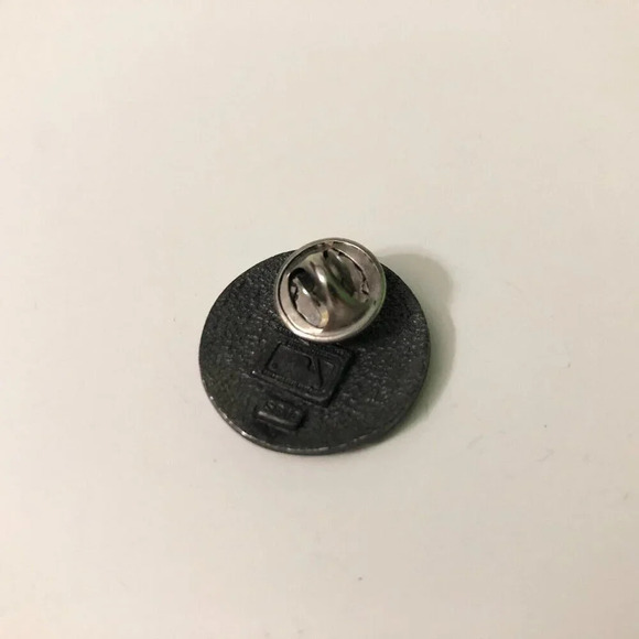 Vintage New York Mets Baseball MLB Ball Shape  Pin - Picture 3 of 11